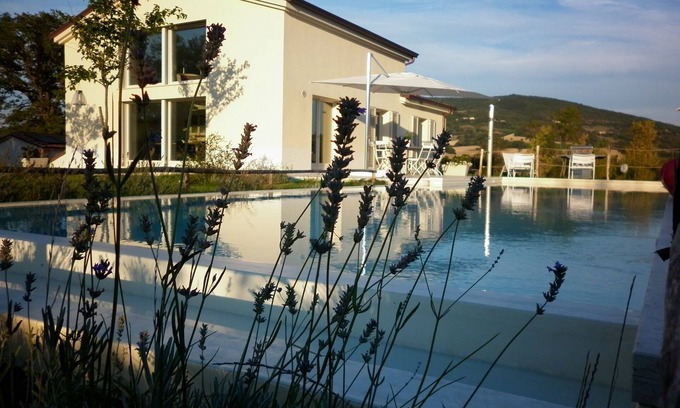 Sassoferrato Villa | Villa avec piscine immergée dans les collines des Marches: grand jardin, jacuzzi + sauna et autres