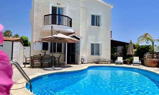 Peyia Town Villa | Villa avec priv. Piscine, beau jardin et véranda ombragée - 5 minutes de la plage