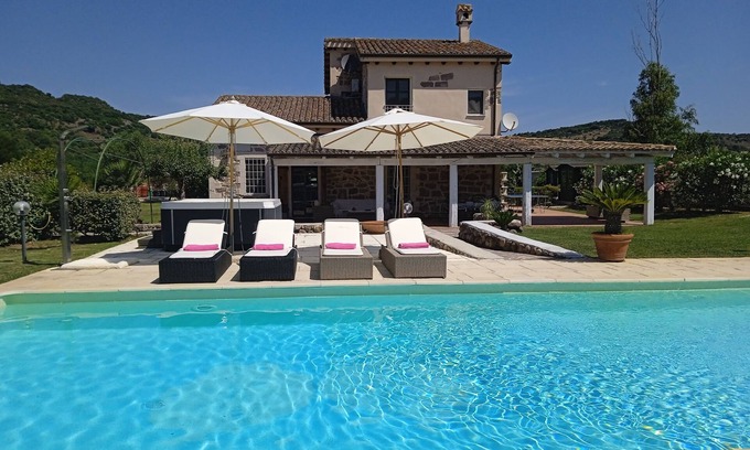 Uri Villa | VILLA EXCLUSIVE AVEC PISCINE PRIVÉE ET HYDROMASSAGE JACUZZI À SFIORO-ALGHERO