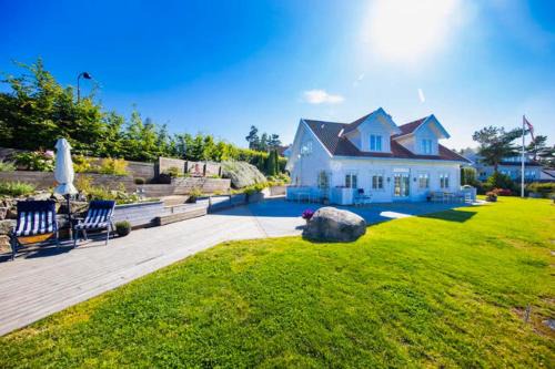 Stabbestad Villa | Villa with sea view, boat & golf cart Kragerø