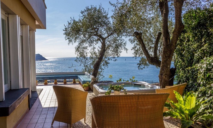 Cavi Maison | villa avec vue sur la mer, jacuzzi,air conditionné, ascenseur