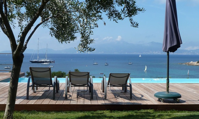 Portigliolo Maison | Villa avec piscine et vue panoramique sur Ajaccio et les Iles Sanguinaires.