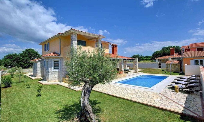 Gajana Villa | Villa avec piscine et solarium
