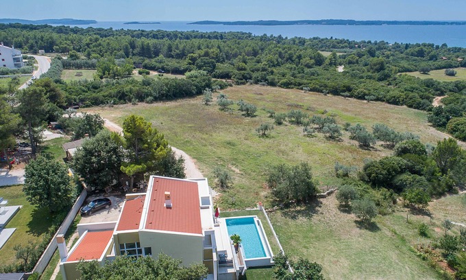 Peroj Maison | Villa avec piscine, vue spectaculaire sur la mer, à 500 m de la mer, TOP LOCATION, WiFi, grill