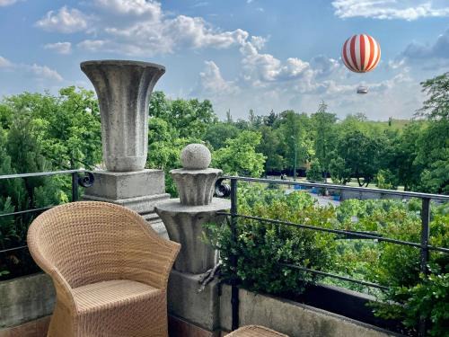 Herminamezo Appartement | Villa with terrace overlooking the city park