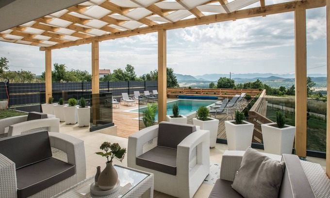 Udbina Maison | Villa avec deux piscines