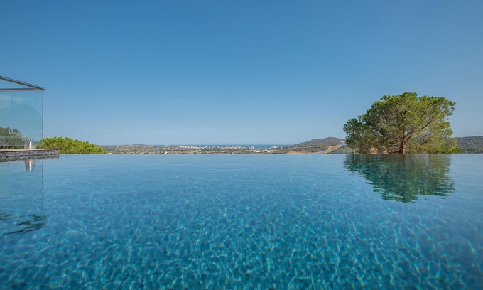 Calonge Villa | Villa avec vue panoramique sur mer et village, piscine à débordement