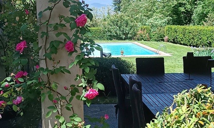 Vorno Villa | Villa XVI sec Avec piscine d'eau salée Wifi A / C dans une zone clôturée