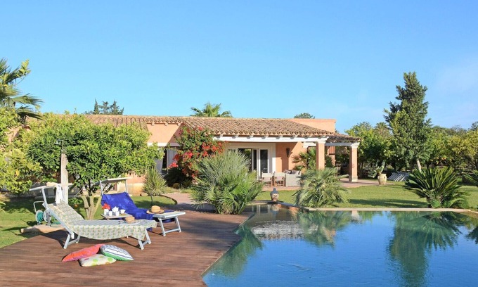 Castelvetrano Villa | Bien conçue et meublée, la villa est entourée d'un jardin avec pelouse