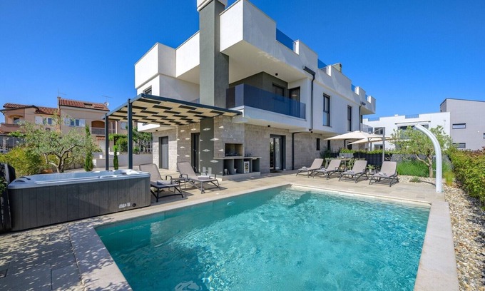 Vabriga Villa | Villa Zora - Belle villa avec piscine privée et jacuzzi, pres de la plage