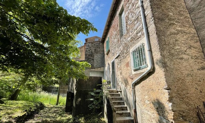 Brusque Maison | Village house and meadow in South Aveyron near river and lake