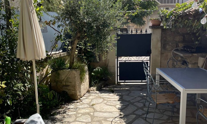 Restinclieres Maison | Village house between vineyards and Occitan countryside