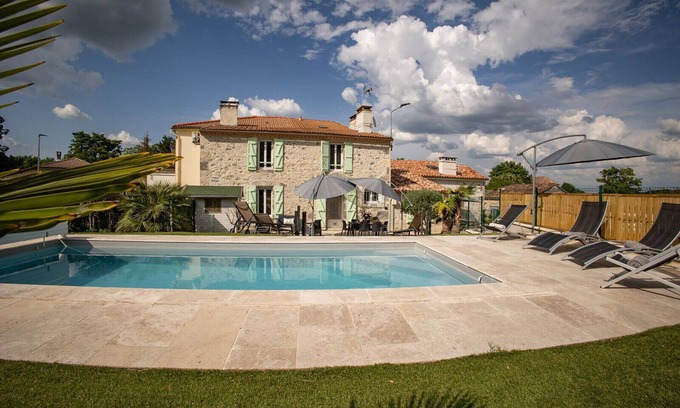 Ambrus Villa | Piscine chauffée, jacuzzi, fitness et jeux d'arcade à 1h10 de Bordeaux