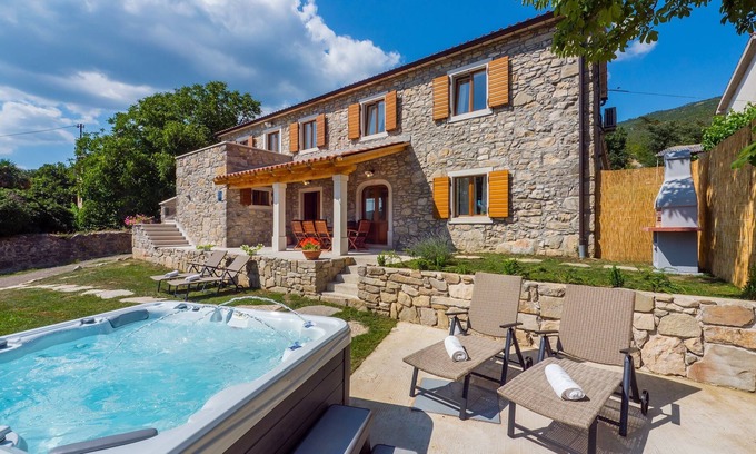 Krsan Maison | Villanuova with Hot tube for lovers of nature