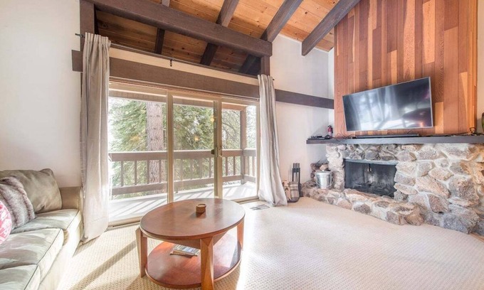 Dollar Point Copropriété | Nouvelle liste! Excellent emplacement à quelques minutes du ski, du lac et de la ville de Tahoe!