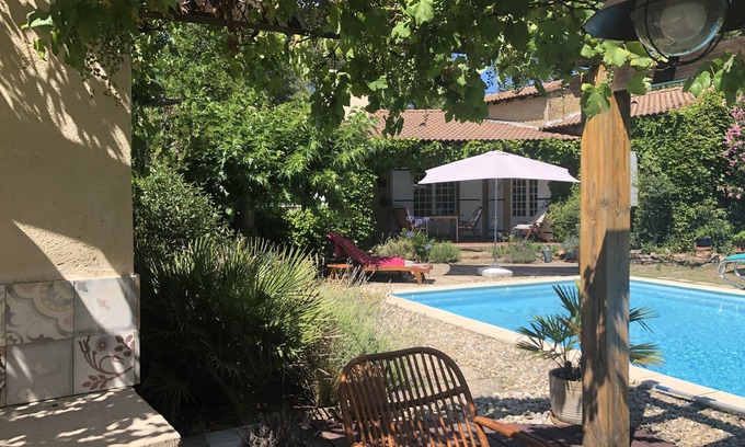 Les Assions Maison | Ville végétalisée pour 6 personnes .Grande piscine et cabane dans les arbres