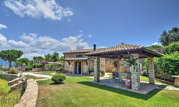 Castellabate Maison | Villino Brianna: Un chalet caractéristique face au soleil et à la mer.