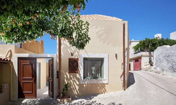Archanes Appartement | Vin Dimora Suites With Shared Pool - Vino Rosso