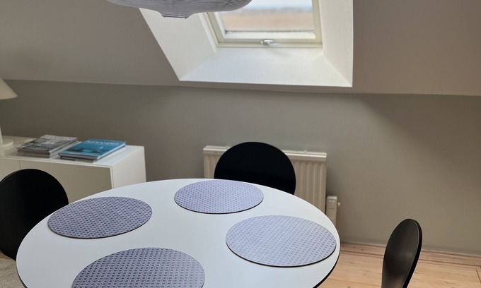 Bastad Appartement | Vindsvåning på Gård med Utsikt Över Fält och hav