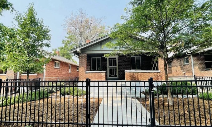 Cole Maison | Vine Street Retreat: Prime Location, Private Backyard & Games - 420ok!