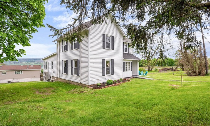 Lakemont Maison | Vineyard & Lake Views | Newly Remodeled | Pet Friendly