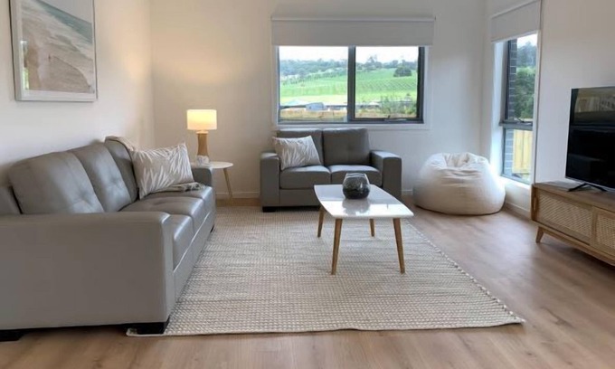 Rokeby Maison | Vineyard Views, Brand NEW-Sleeps 6,20 Mins to CBD