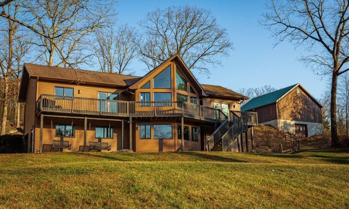 Stroudsburg Cabine | Vineyard w/ mountain views - minutes to ski and waterparks