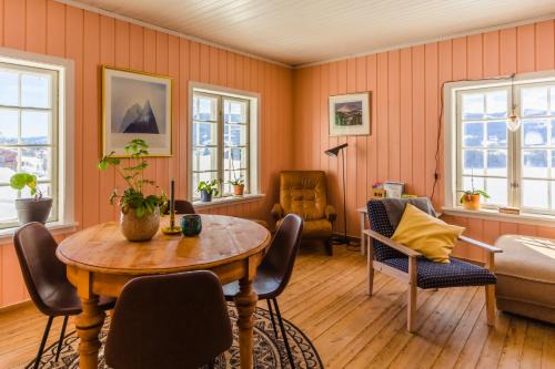 Vestre Slidre Appartement | Vinjestogo- mesmerizing mountain view, sauna with a view and eco living in an old school house