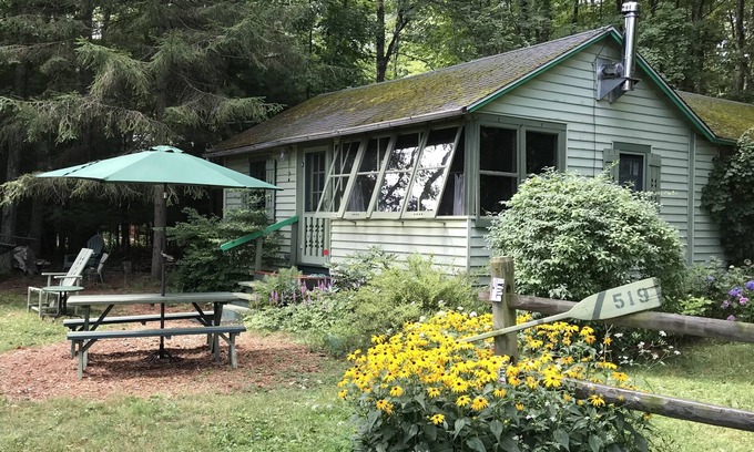 Pine Plains Cabine | La cabane du lac des années 50 en vedette dans les «retraites de rêve» du Fresh Cottage Magazine