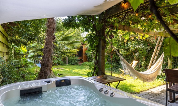 Ghent Maison | Vintage and botanical house with hot tub, sauna and bikes