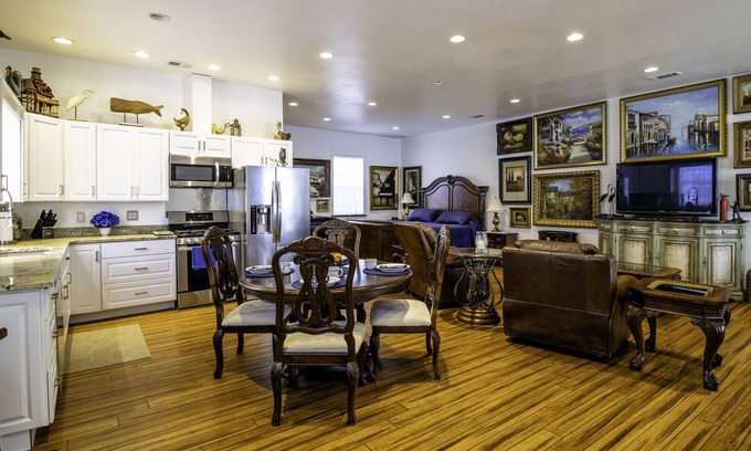 Dallas Appartement | Vintage / antique 1200 sq. ft. interior studio & parking