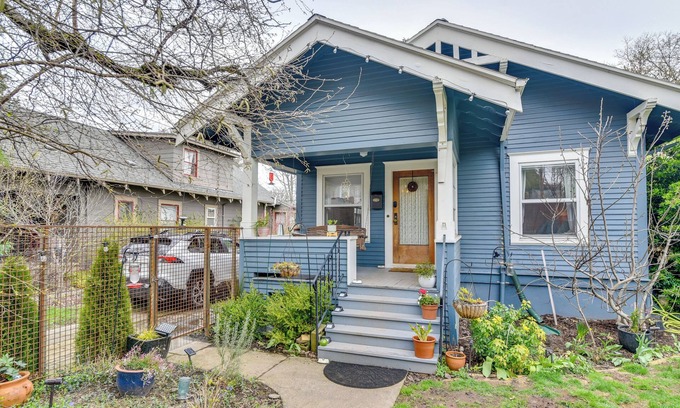 Sellwood-Moreland Cottage | Vintage Bungalow w/ Porch in Sellwood