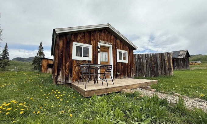 Lake Agnes Cabine | Vintage Cabin Near Steamboat with Mountain Views and Hot Tub Access
