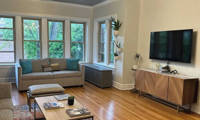 Rogers Park Appartement | Vintage City Chic: The Artist's Haven. 5 Blocks from Lake Michigan!