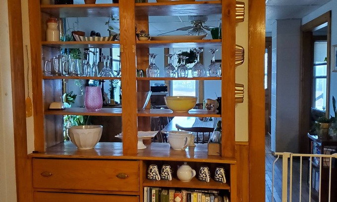De Peyster Maison | Vintage Farmhouse close to area colleges, beaches, and the Adirondack mountains.