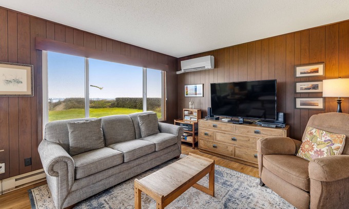 Waldport Maison | Vintage home with ocean views, private path to shore & fenced dog-friendly yard