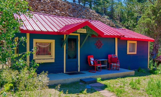 Lyons Cabine | Family-Friendly Retro Riverside Cabin w/ King Bed