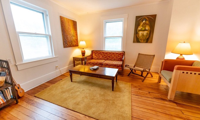 Lee's Summit Appartement | Vintage Space! 60 Seconds from Downtown Lee Summit