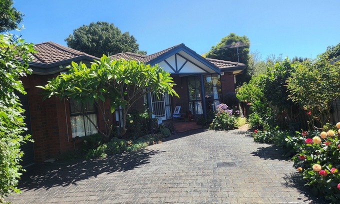 Essendon Villa | Vintage Villa in Essendon Exotic Garden Free Parking Near Melbourne CBD, Airport