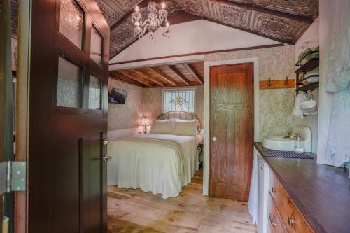 Pine City Cabine | Vintage Wild West Tiny Hotel in the Woods!