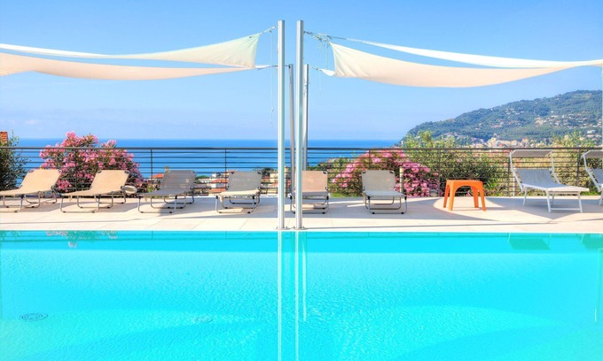 Diano Marina Appartement | ViP Suite - appartement dans villa hi-tech et moderne, avec jacuzzi et piscine, vue mer