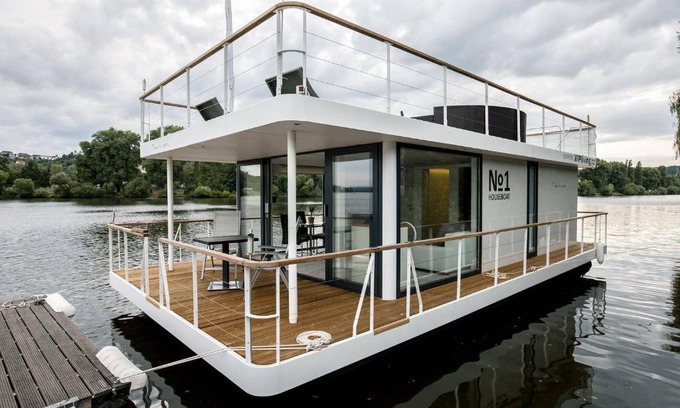 Smichov Location De Bateaux | VIPliving Houseboat