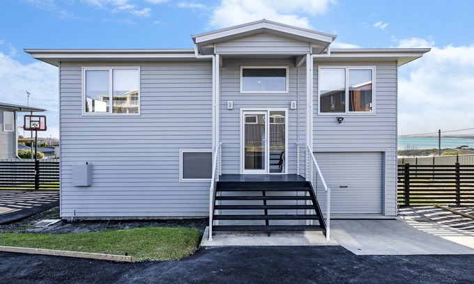 Bridport Maison | Vista Del Porto - Ocean bay views Entire house Sleeps 12