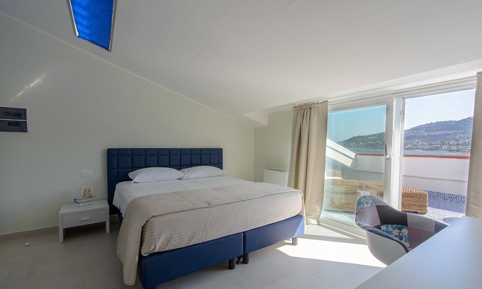 Agropoli Lit Et Petit-Déjeuner | Vistamare Suite Habitación azul claro