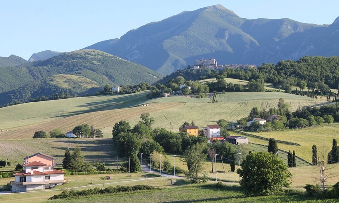 Frontone Appartement | Mansarda Viti - Vue du château de Frontone