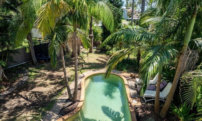 Gwandalan Maison | VIVID - Lake Macquarie Cosy House, heated pool, ev station, fireplace 1 hour from Sydney