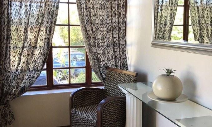 Uitenhage Maison | VJ's Guesthouse and Restaurant
