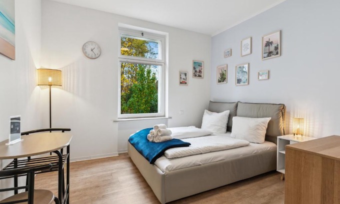 Eichwalde Appartement | Vorstadtoase - 2 Personen - Eichwalde, Nähe BER - Queensize-Bett, Netflix, Parken