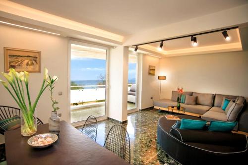 Vouliagmeni Appartement | Vouliagmeni Kavouri Beachfront Apartment