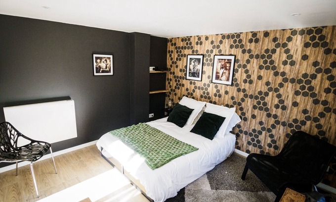 Aux Marais Appartement | Vrbo Property